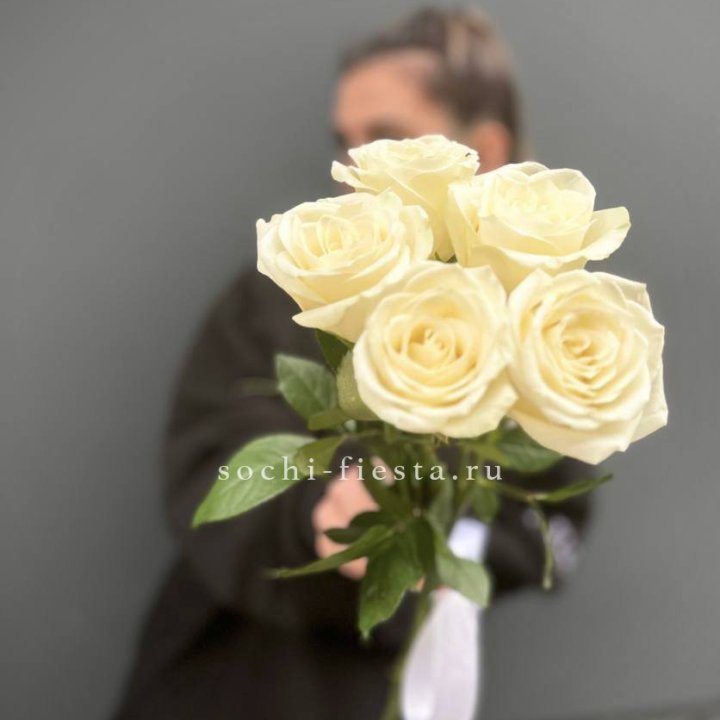 Букет 5 белых роз  в Невинномысске
