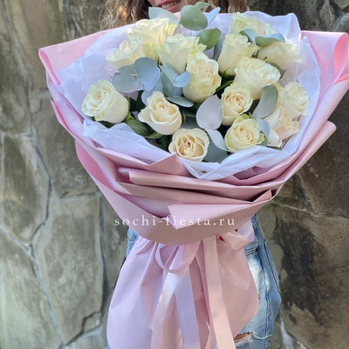 Белые розы в авторском оформлении с доставкой в Невинномысске