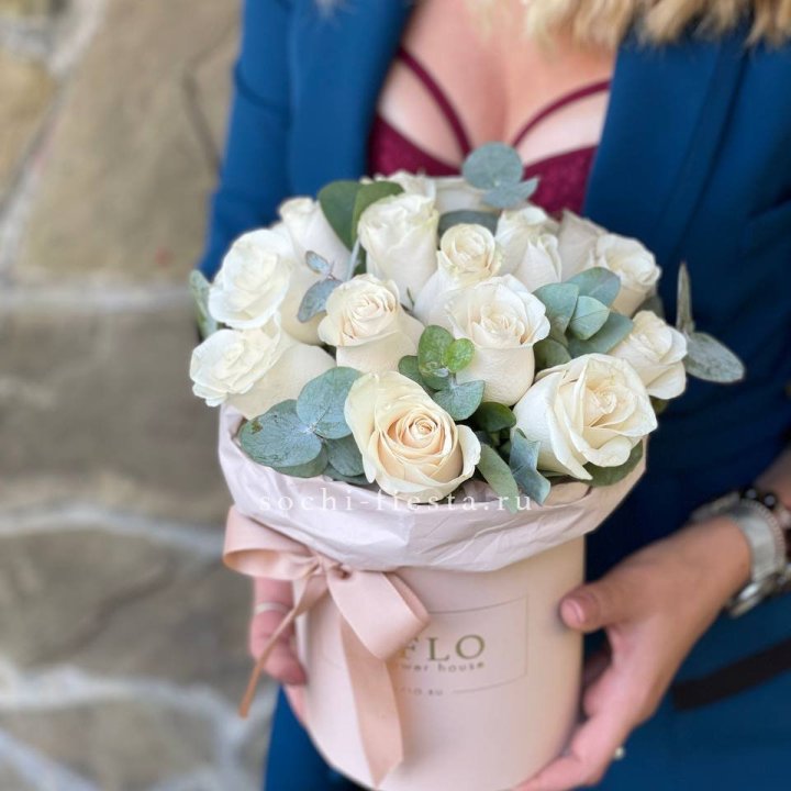 Цилиндр из белых роз в Невинномысске