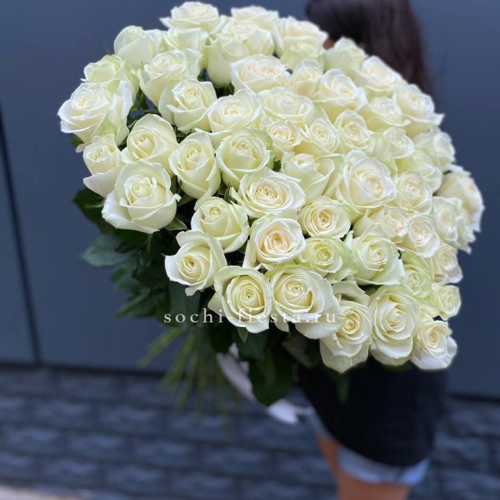 51 белоснежная высокая роза с доставкой в Невинномысске