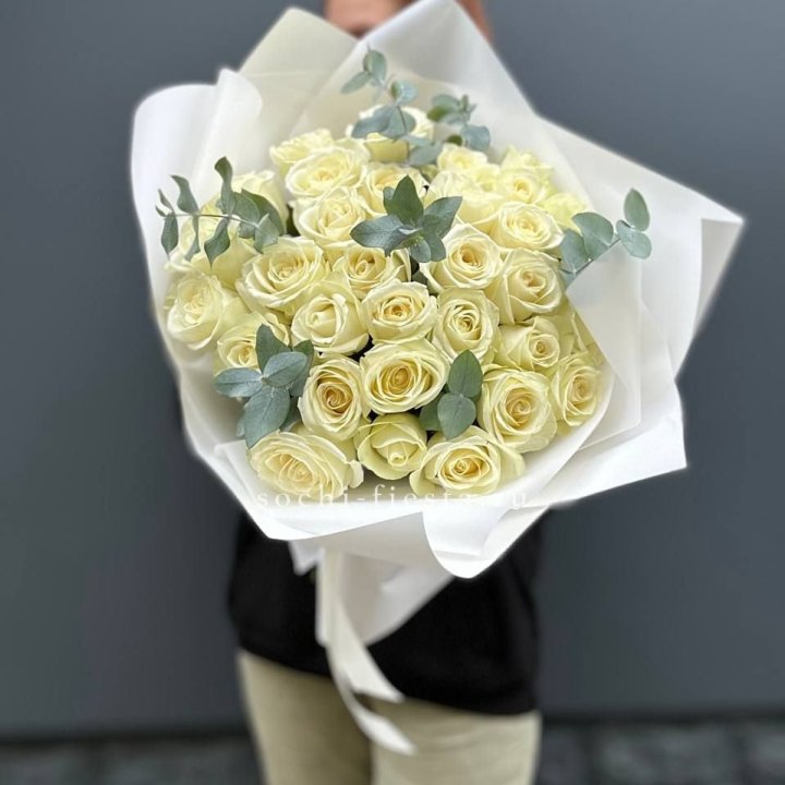 31 белая роза с эвкалиптом в Невинномысске