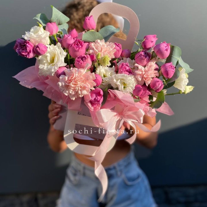 Сумочка с кустовой розой и диантусами в Невинномысске